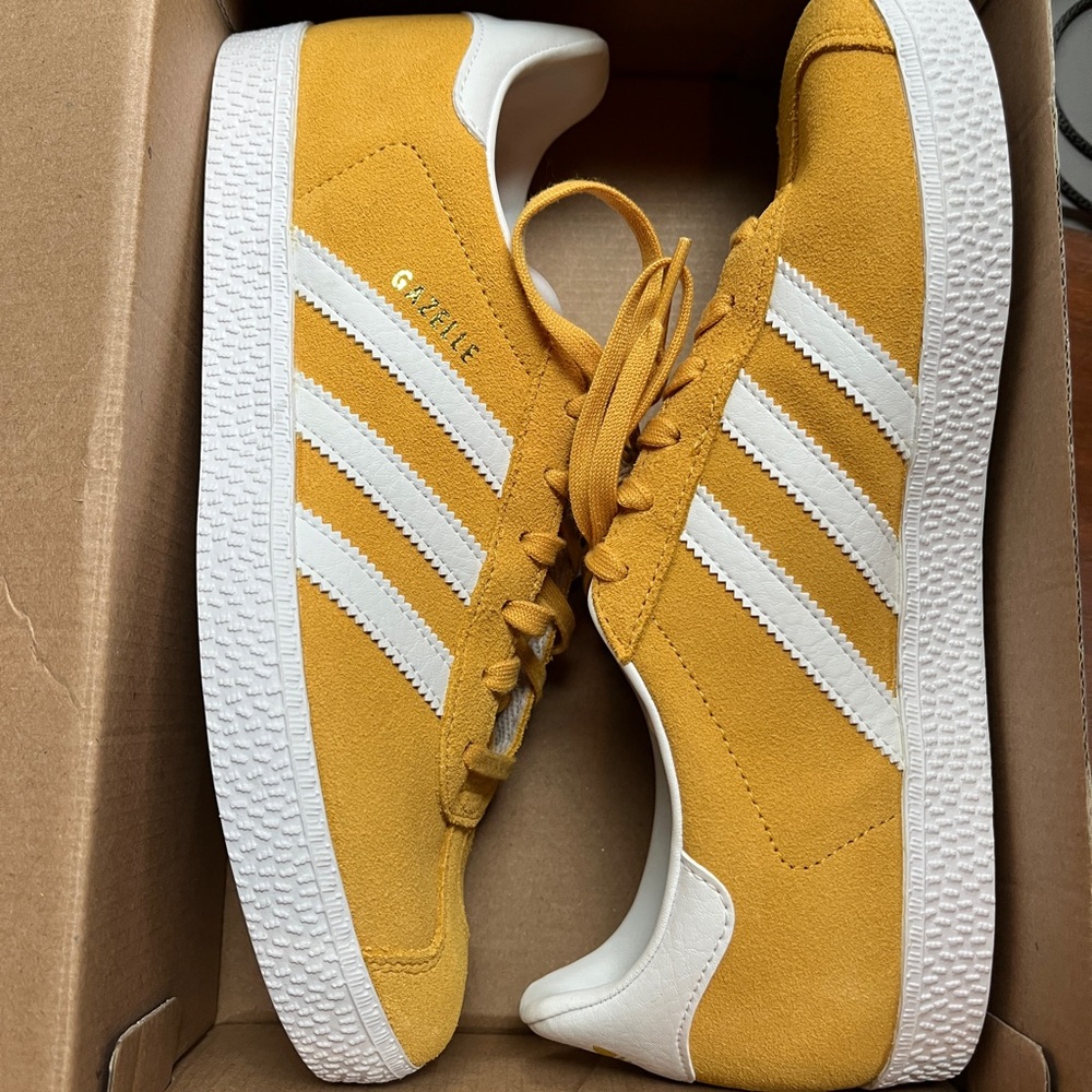 NWT Adidas gazelle kids Yellow Sneakers with White Soles, size 7, (euro 38 2/3)